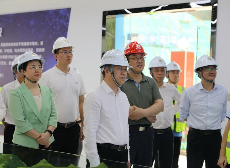 譚丕創(chuàng)（左二）、唐軼昂（左一）聽取項目情況介紹.jpg